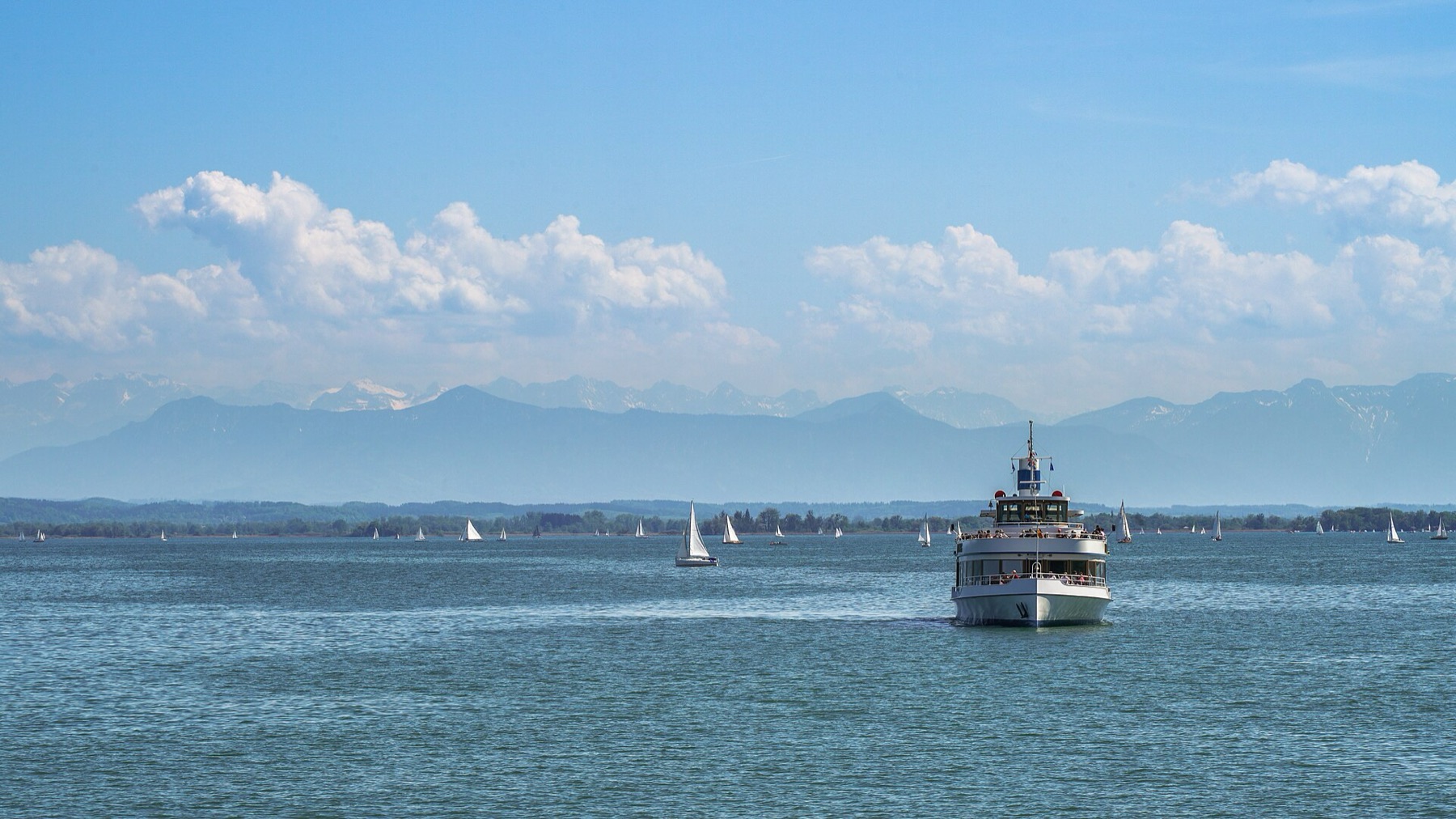 Ausflugsschiff auf dem Ammersee, im Hintergrund die Alpen