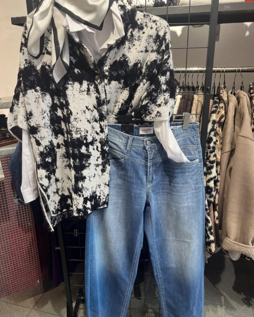 Handyfoto: Bluse und Jeans am Kleiderständer im Laden